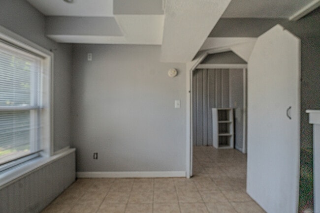 Building Photo - 33 Evergreen Ave