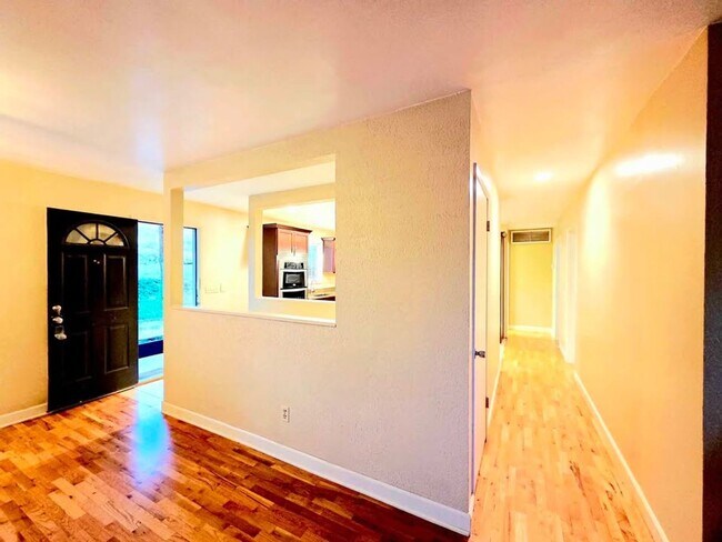 Building Photo - Large 4 Bed, 2 Bath in Desirable East Wena...