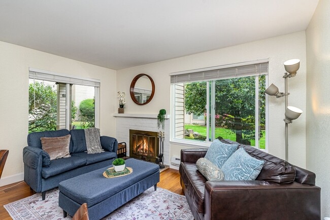 Building Photo - Updated Bellevue Condo in Racquet Club — P...