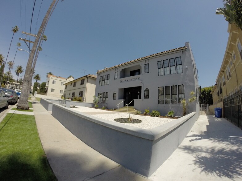 Building Photo - 2050 Dracena Dr.