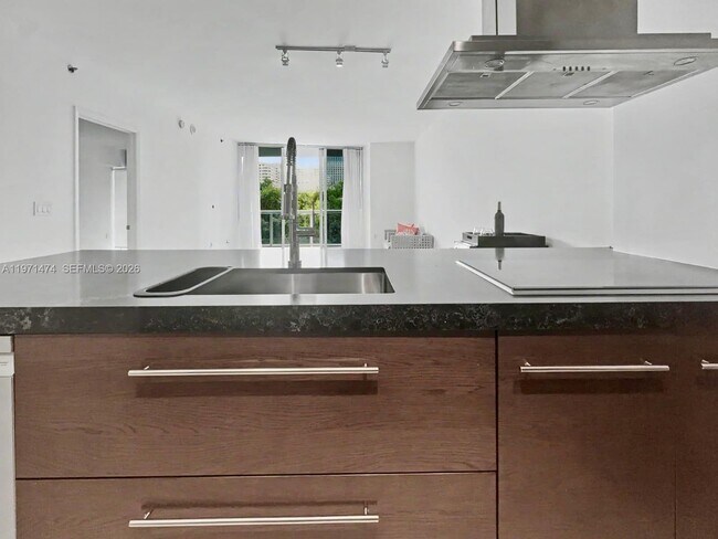 Building Photo - 495 Brickell Ave