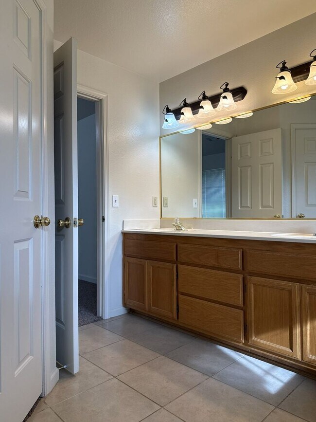 Building Photo - Adorbs 3/2 available NOW!!!