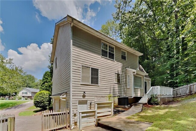 Building Photo - 2358 Marneil Dr NE