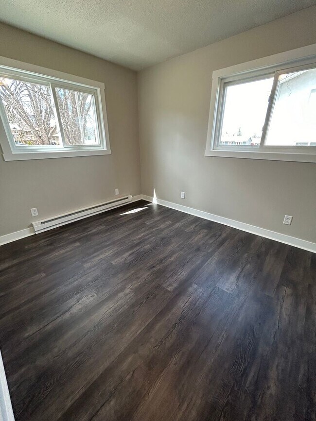 Building Photo - Recently Renovated 2 Bedroom Apartment