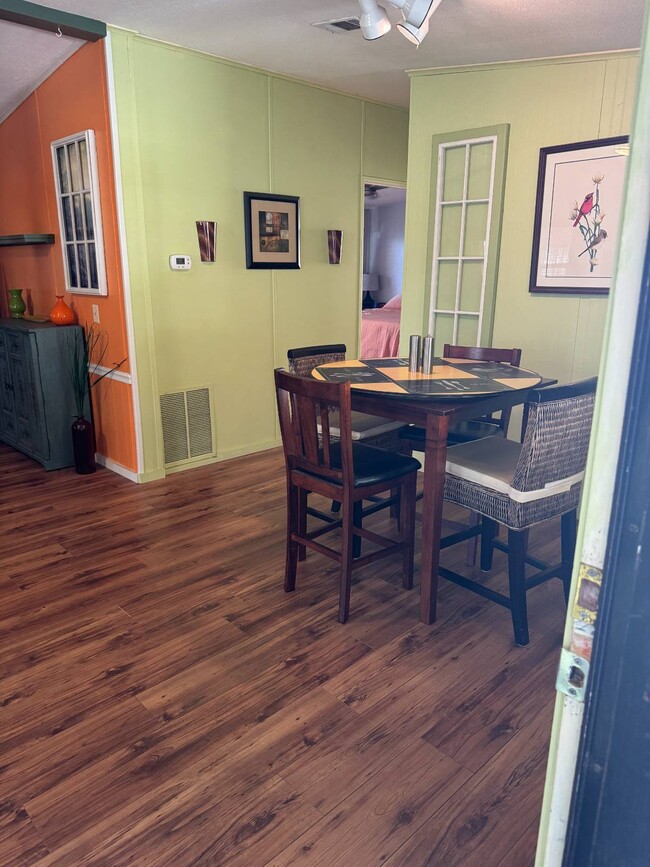 Building Photo - 638 N Edgewater Dr