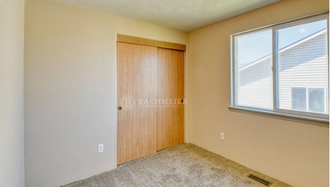 Building Photo - 3 Bed, 2 Bath Townhome
