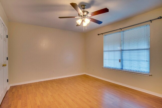 Building Photo - Completely updated 2 bedroom town home Loc...