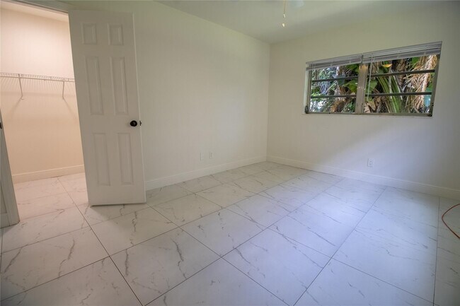 Building Photo - 1423 SW 2nd St