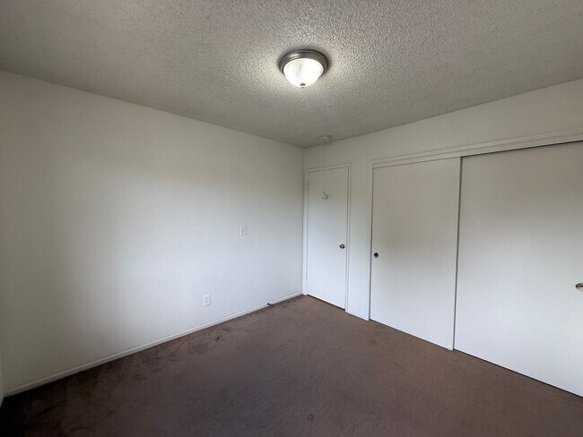 Building Photo - Quail Meadows Upstairs Condo