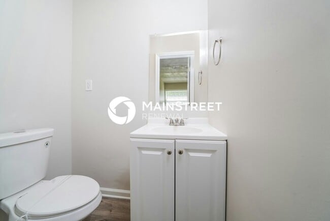 Building Photo - 4 Bedroom Pet-Friendly Home in Louisville, KY with Main Street Renewal