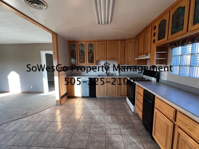 Building Photo - Large 3 Bedroom Home on East Side of Town