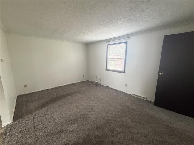 Building Photo - 104 1st St