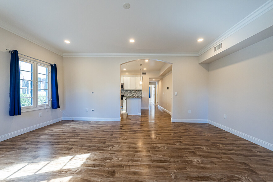 Building Photo - 6261 W Olympic Blvd