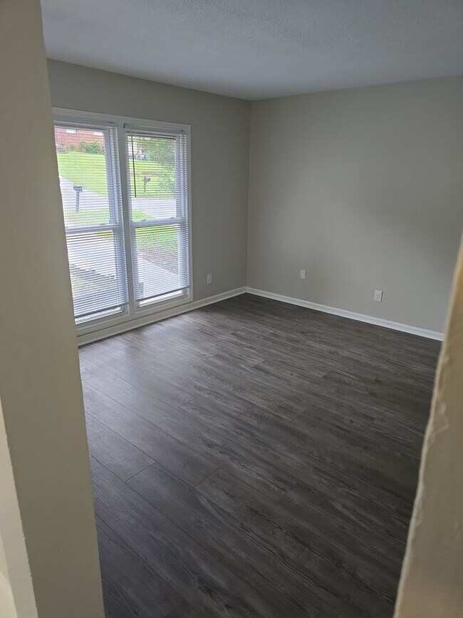 Building Photo - 4 or 5 Bedroom 1.5 bath 2 story house