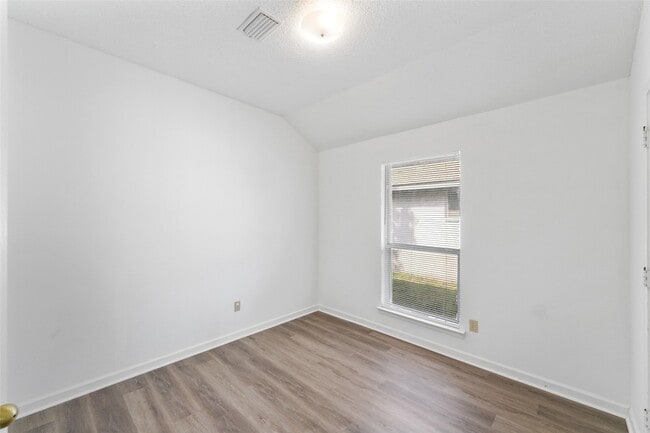 Building Photo - 2600 Waterloo Ln