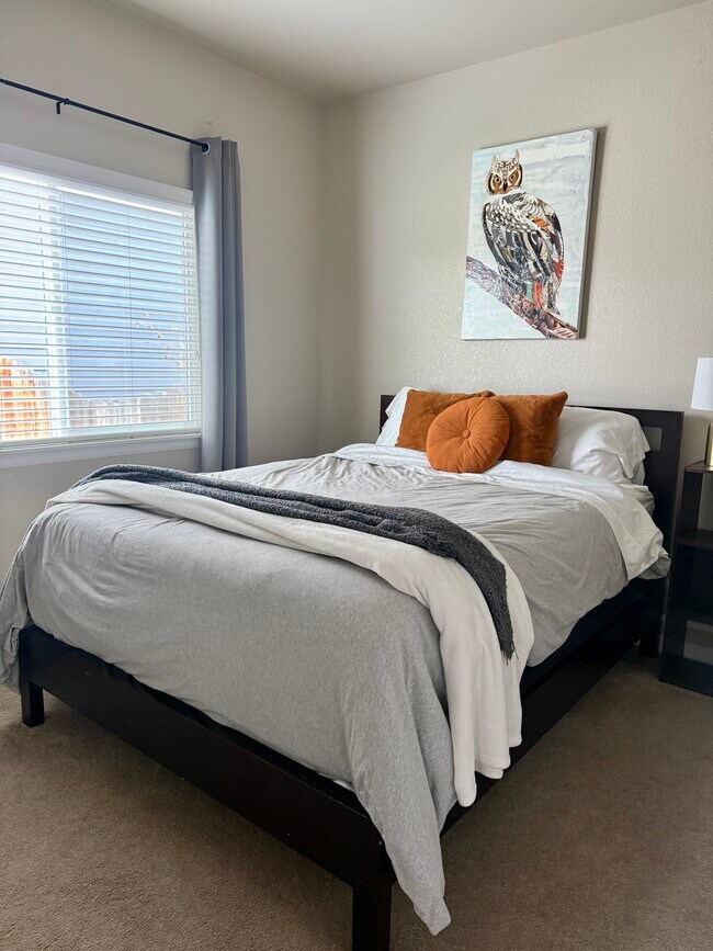 Building Photo - 724 Pioneer Dr