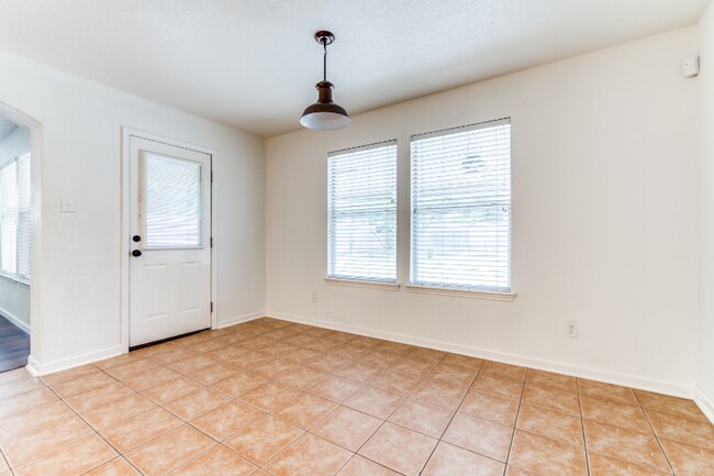 Building Photo - 10811 Marot Field