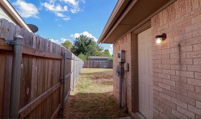 Building Photo - 2204 Lafayette Dr