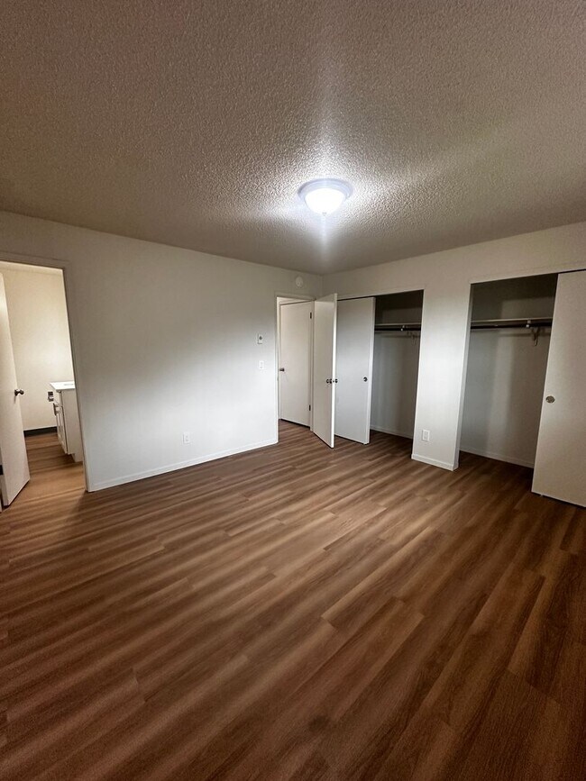 Building Photo - Spacious 3-Bedroom Apartment with Limited-...