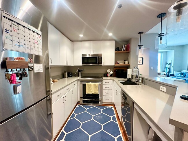 Building Photo - Luxury Corner 1BR/1BA Condo with Deck in t...