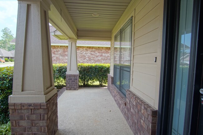 Building Photo - "Luxurious 3-Bedroom, 2-Bath Pet-Friendly ...