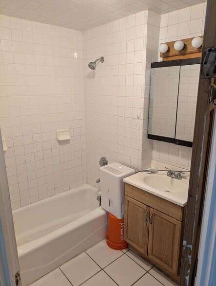 Building Photo - 382 Riverway St