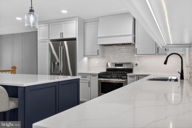Building Photo - 9801 Meadow Valley Dr