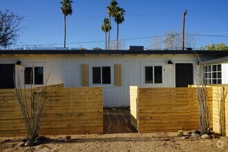 Building Photo - 2 bedroom townhome newly renovated ready f...