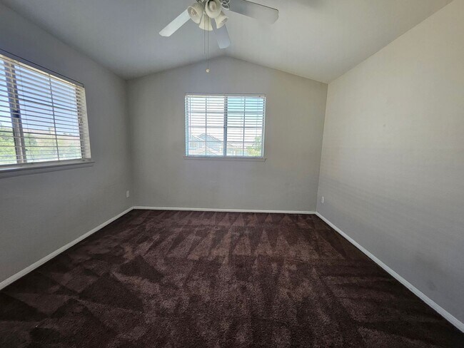 Building Photo - New Listing!