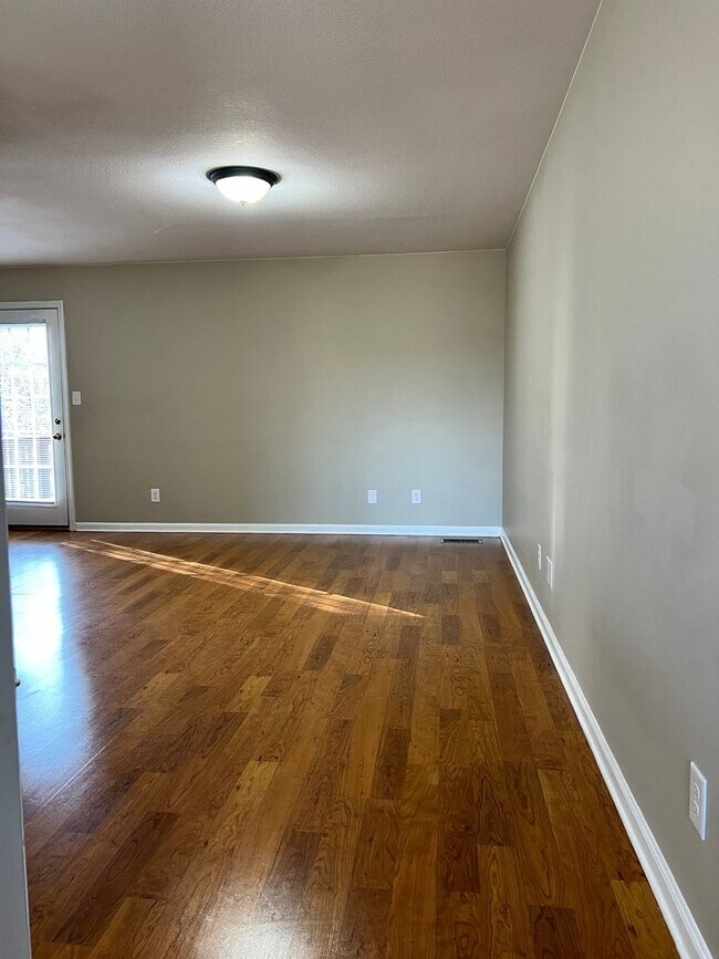 Building Photo - 3 bed/2bath Townhome freshly painted!