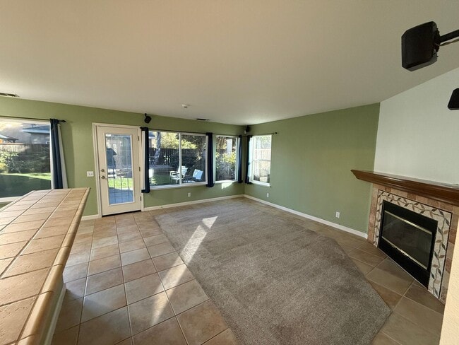 Building Photo - Large two story in Rose Hollow neighborhoo...