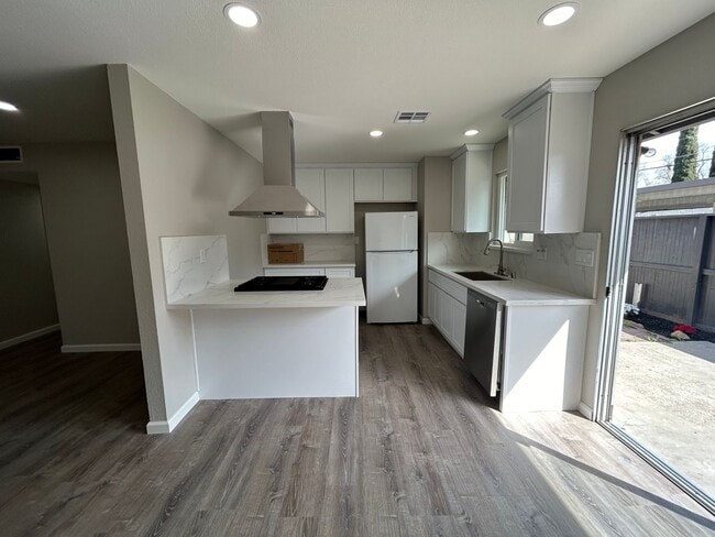 Building Photo - Stylish & Newly renovated Condo in McHenry Highlands