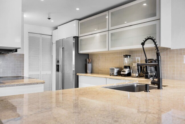 Building Photo - 1717 N Bayshore Dr