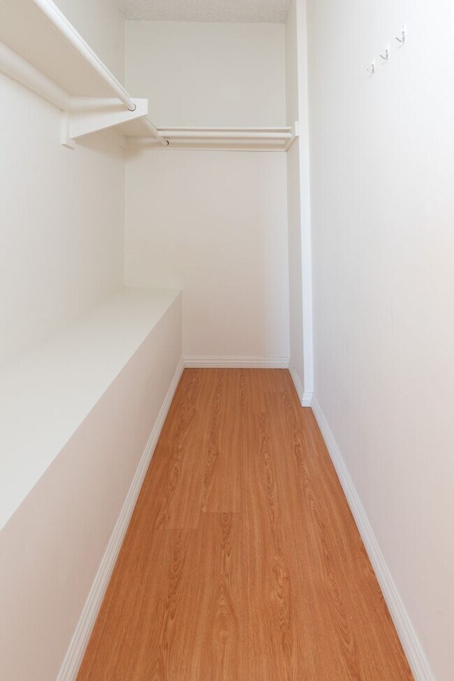 Building Photo - 911 W College St