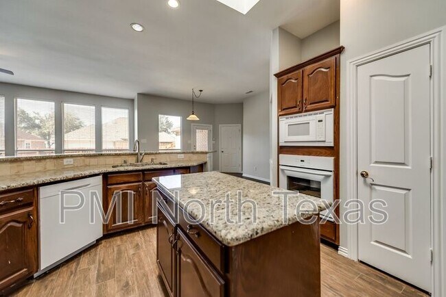 Building Photo - 4911 Lakeland Dr