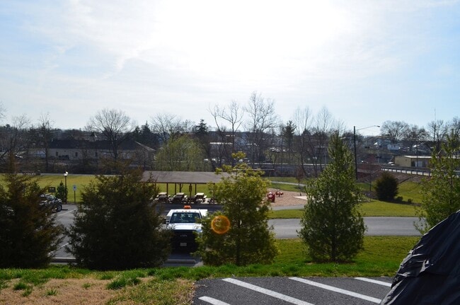 Building Photo - Charming Townhome in Prime Broadway Location – Steps from Parks & Outdoor Amenities!