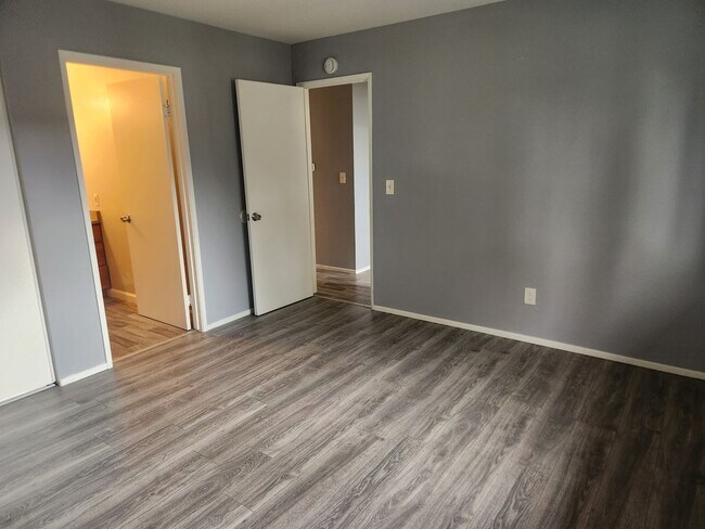 Building Photo - Charming 2-bedroom, 2- bathroom home in park like setting close to downtown Santa Rosa