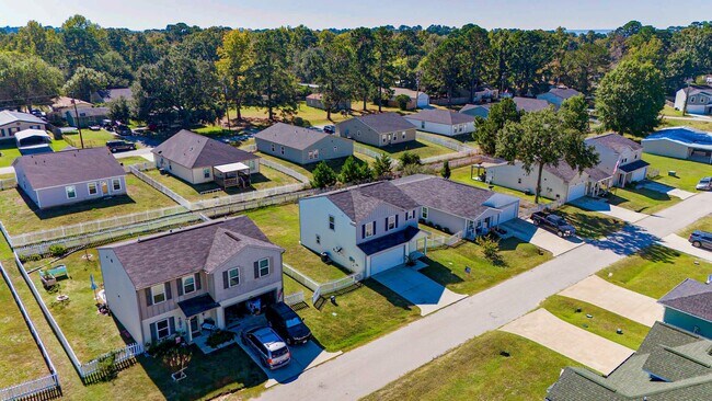 Building Photo - 169 Iris St