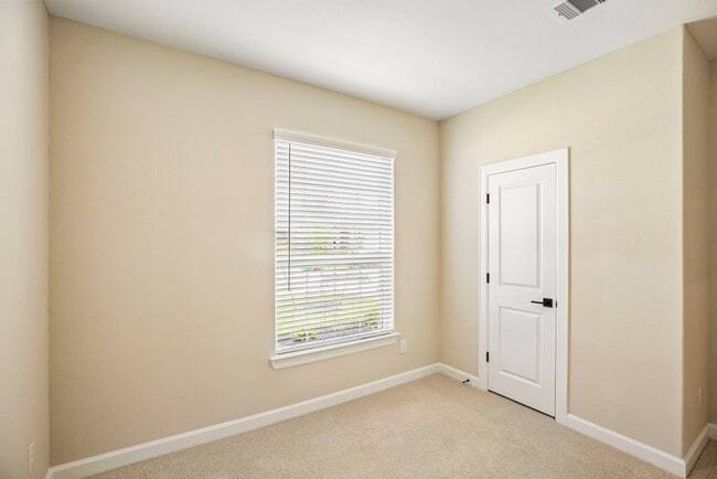 Building Photo - 3085 Sorrento Hl Dr