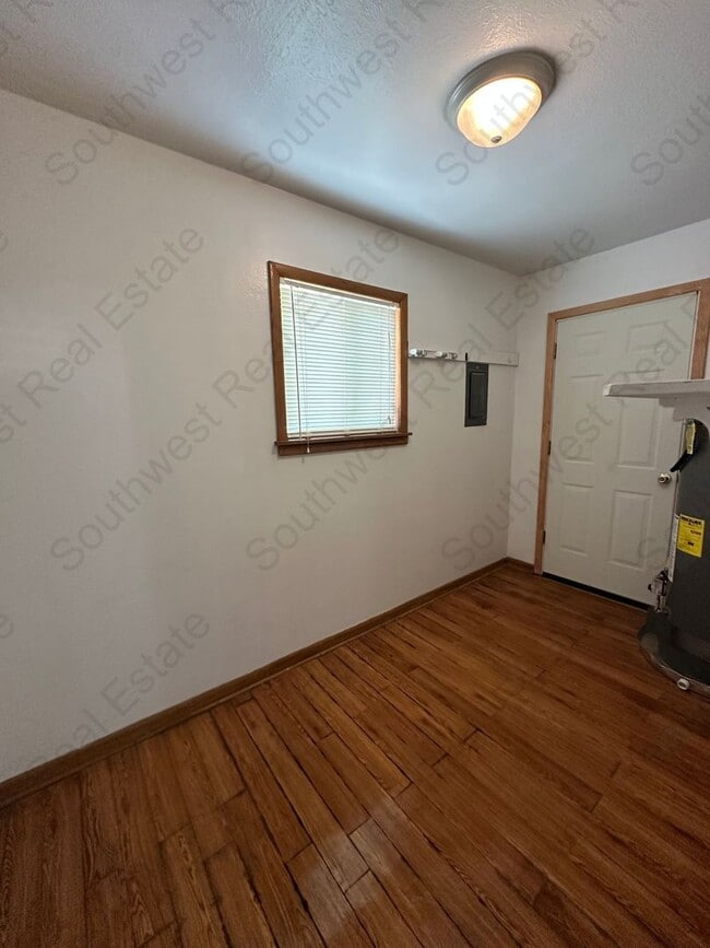 Building Photo - Spacious 3-bedroom 2-bathroom home