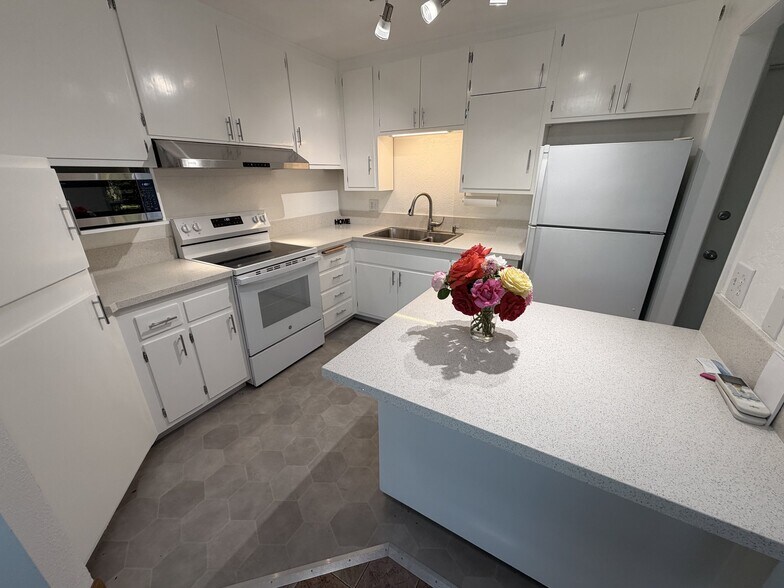 Building Photo - 1946 Monte Vista Dr