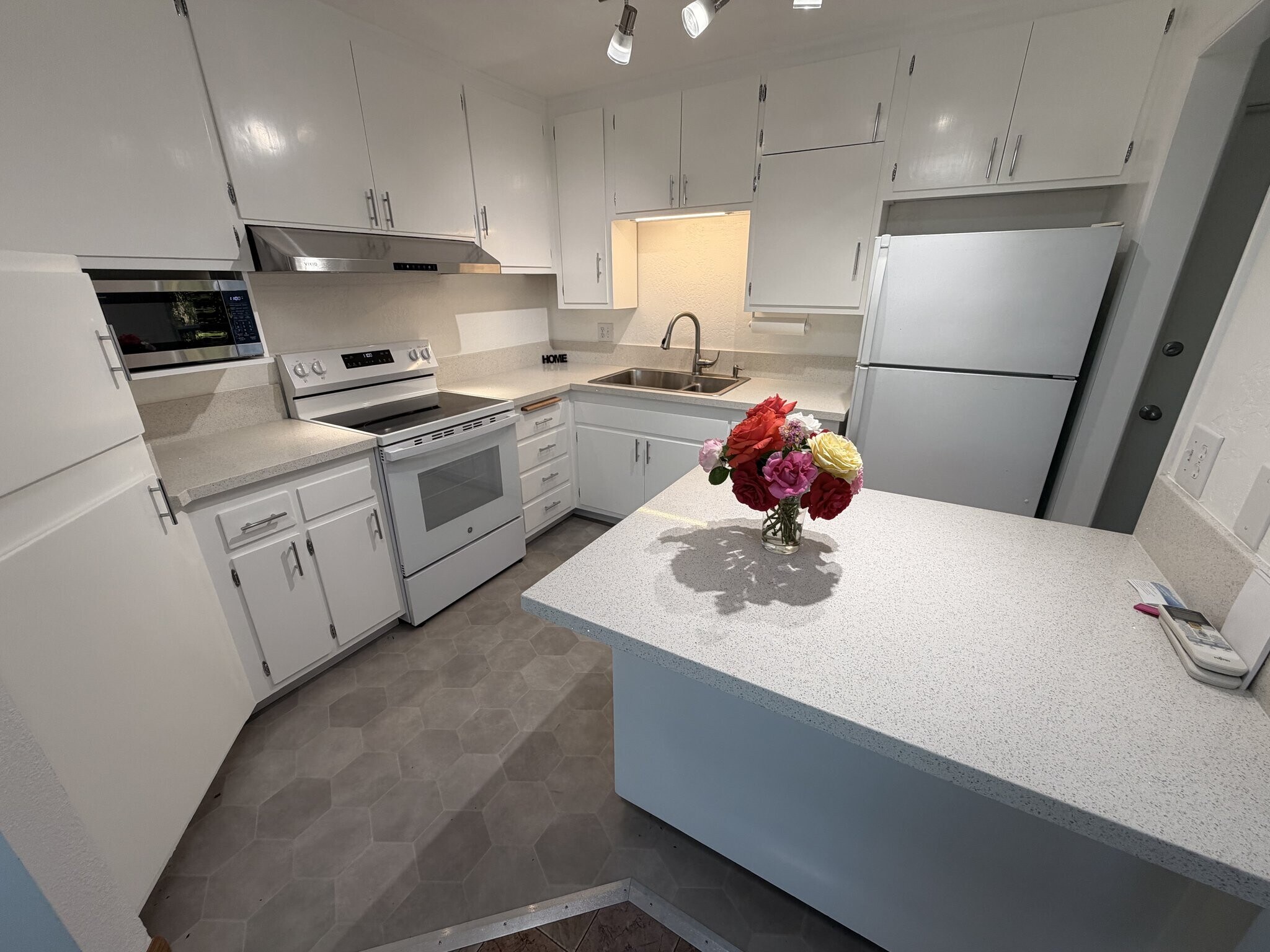 Building Photo - 1949 Monte Vista Dr