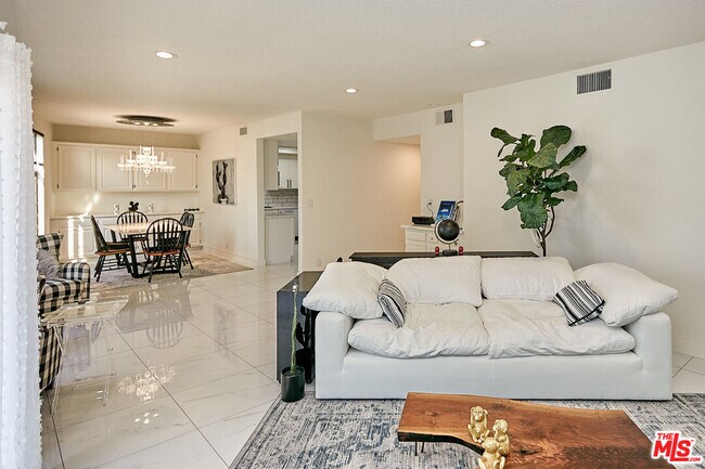 Building Photo - 4444 Wilshire Blvd