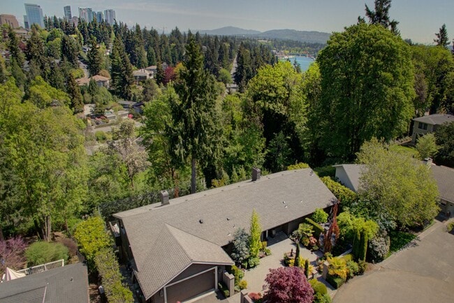 Building Photo - 5bd/4ba Medina Home