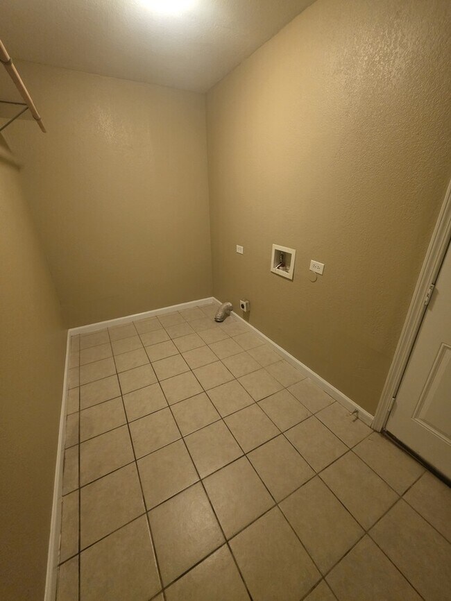 Building Photo - 711 Ruby Dr