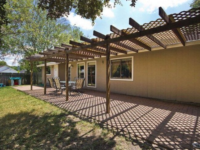 Building Photo - 3 bedroom Home - Large fenced yard - Shade...