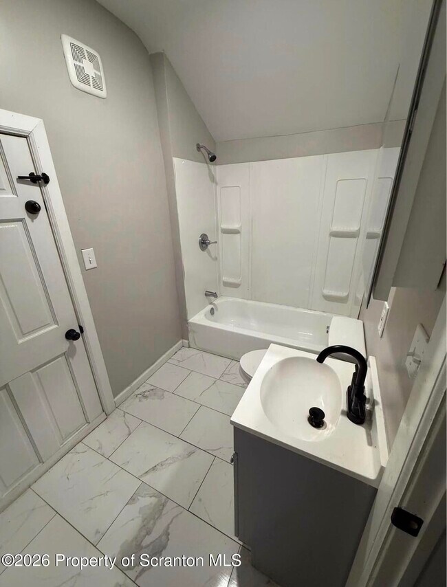 Building Photo - 39 W Ridge St