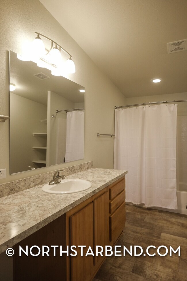 Building Photo - Updated home in Deschutes River Woods