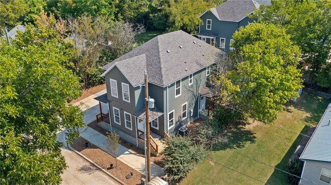 Building Photo - 588 N Willow Ave