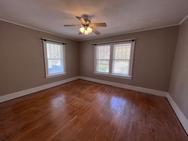 Building Photo - 3 Bedroom Duplex on a Brick Cul-de-sac, Blocks From Eastown and Cherry Hill!